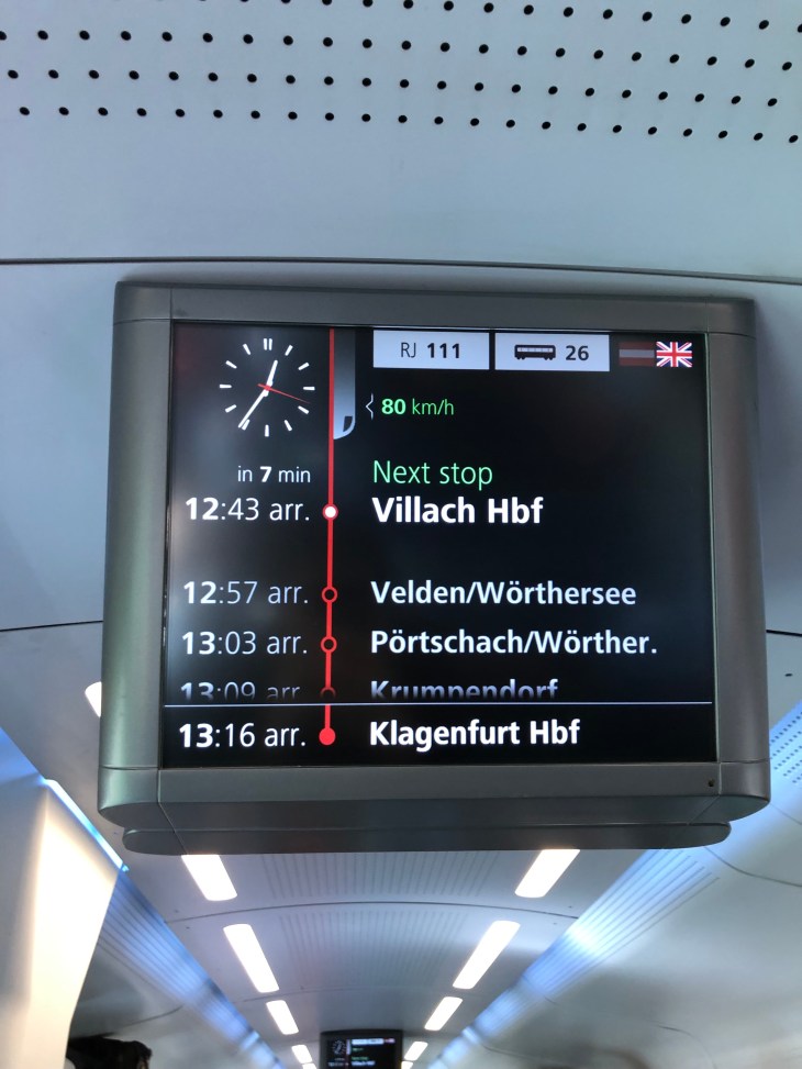 Machine à écrire. Écrire dans une suite, chambre hôtel au milieu de la nature