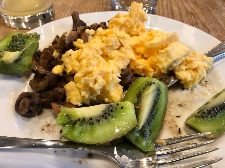 Kiwis, champignons et œufs brouillés comme petit-déjeuner