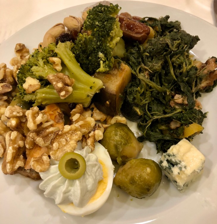 Brocolis, œufs durs, fruits secs, fromage bleu et olives pour petit-déjeuner