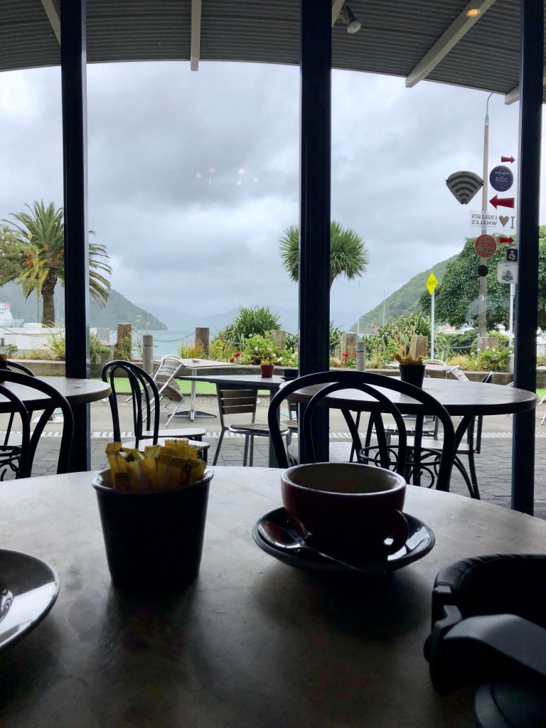 Vue mystérieuse  d’un café pour rédiger le plan d’un de micro-business sans risque 