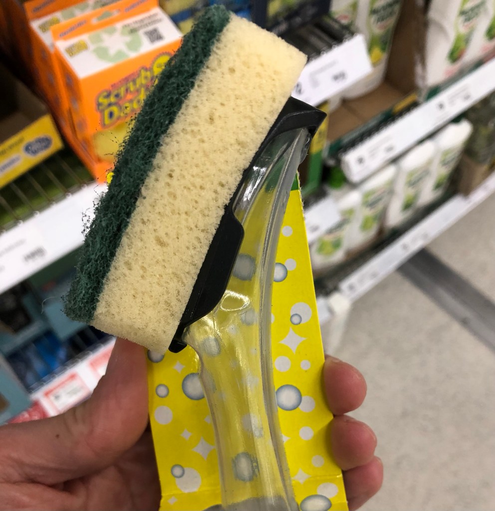 L’éponge avec savon de vaisselle